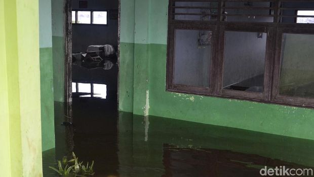 Ke Sekolah Menerobos Banjir di Pekalongan, Ujian di Kelas Tergenang