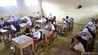 Meski sekolahnya dikepung banjir, tak menyurutkan sedikitpun niat para murid kelas VI untuk datang ke sekolah karena harus mengikuti try out ujian yang sudah dijadwalkan mulai Senin (28/1) hingga Rabu (30/1) besok.