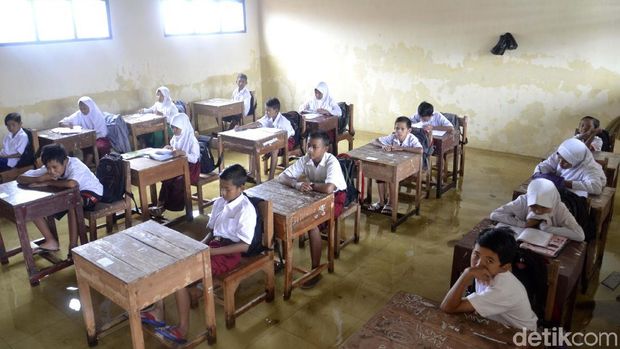 Ke Sekolah Menerobos Banjir di Pekalongan, Ujian di Kelas Tergenang