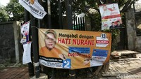 Alat peraga kampanye (APK) yang dipasang sembarangan itu berupa spanduk dan baliho caleg.