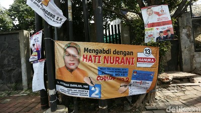 Caleg Penghuni Pohon dan Tiang Listrik Hiasi Duren Tiga