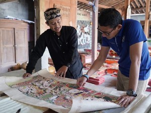 Sandi Kunjungi Fariz Wibisono, Milenial Wonogiri Pembuat Wayang Beber