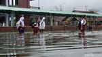 Potret Kegigihan Pelajar di Pekalongan Terobos Hujan dan Banjir