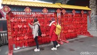 Wisatawan yang mau berdoa bisa meletakkan dupa di tempat yang disediakan. Ada pula papan permohonan berwarna merah yang diletakkan di sisi kelenteng. (Bonauli/detikTravel)