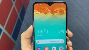 Galaxy M10 punya layar 6,2 inch HD+ Infinity-V display dengan desain notch berbentuk waterdrop tempat kamera selfie berada. Galaxy M10 dibalut material plastik sehingga terasa enteng digenggam. Foto: Timesnownews.com