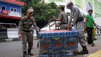 Sebelumnya, sejumlah petugas Satpol PP telah melakukan penertiban kepada para PKL nakal yang masih berjualan di atas trotoar.