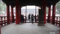 Sebelum memulai pengajaran, Konfusius akan berjalan ke depan gazebo. Di situ ada sebuah patung menyerupai arca. (Bonauli/detikTravel)