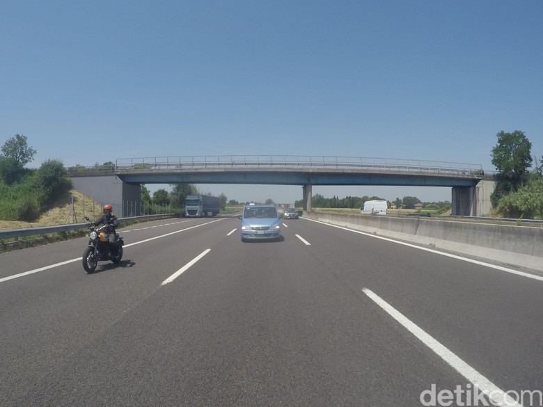 Motor Masuk Tol di Eropa. Foto: Dadan Kuswaraharja Motor Masuk Tol di Eropa. Foto: Dadan Kuswaraharja