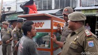 Satpol PP DKI Jakarta kembali menggelar razia lapak PKL yang masih bandel berjualan di atas trotoar Tanah Abang, Jakarta, Selasa (29/1/2019).