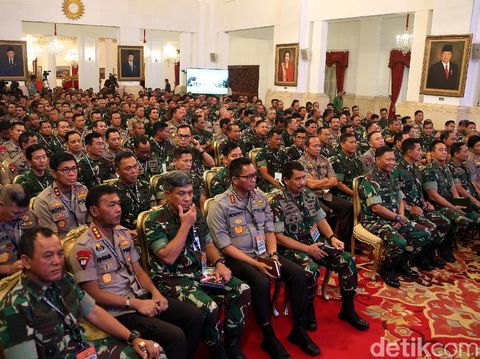Para perwira TNI-Polri saat menyaksikan arahan Jokowi di Istana.