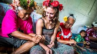Pariwisata merupakan salah satu sumber pendapatan negara Niue. Penduduknya pun begitu ramah dan terbuka pada turis (Niue Tourism)