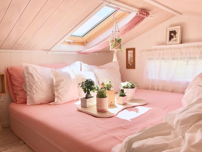 Hal lain yang membuat rumah tersebut disebut sebagai rumah boneka adalah kecintaan Dolly terhadap warna pink. Ada banyak barang di rumahnya yang berwarna pink, seperti rumah barbie. Foto: Instagram/TinyMissDollonWheels