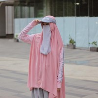 Bahkan, kini ada hijab cadar bertema sporty. Ya, wanita bercadar juga tetap bisa berolahraga dengan nyaman. Hijab cadar untuk olahraga ini terbuat dari bahan menyerap keringat dengan potongan khimar yang membuat tangan leluasa bergerak. Foto: Instagram/ameliiazhr