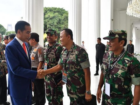 Jokowi menyalami perwira TNI seusai rapim di Istana.