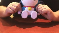  Ada ada aja ya. Yong Lee bergaya layaknya anak kecil dengan tempat minum berbentuk Doraemon. Hihi Foto: Instagram yonglee15