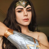 Tak hanya Putri Disney, Richard juga pernah cosplay sebagai Wonder Woman. Jika biasanya ia tampil manis, sebagai Wonder Woman makeup-nya pun lebih fierce. Foto: Instagram @therichardarthur