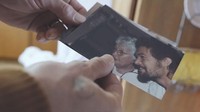 Jason pun menunjukan foto kenangan dirinya bersama sang nenek. Dok. Ist