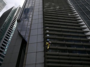 Panjat Gedung Tertinggi di Manila, Alain Si Spiderman Prancis Ditangkap
