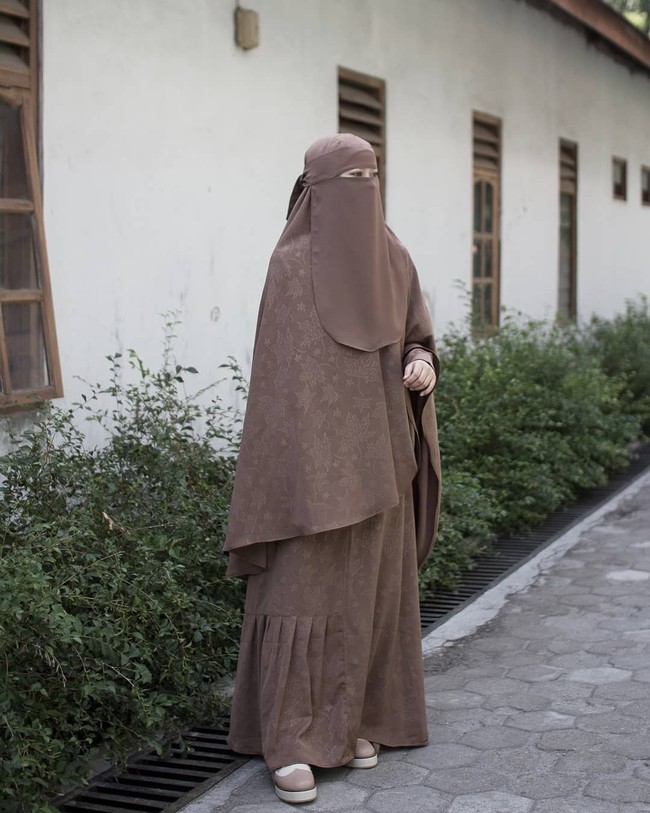 Cadar juga bisa dipadukan dengan khimar instan yang banyak dijual di pasaran. Bagi yang baru bercadar, disarankan memilih cadar warna netral seperti hitam sehigga mudah dipadupadankan dengan koleksi busana yang dimiliki. Foto: Instagram/rizkadwidy