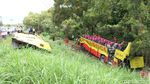 Bangkai Bus yang Terguling di Tol Cipularang Dievakuasi