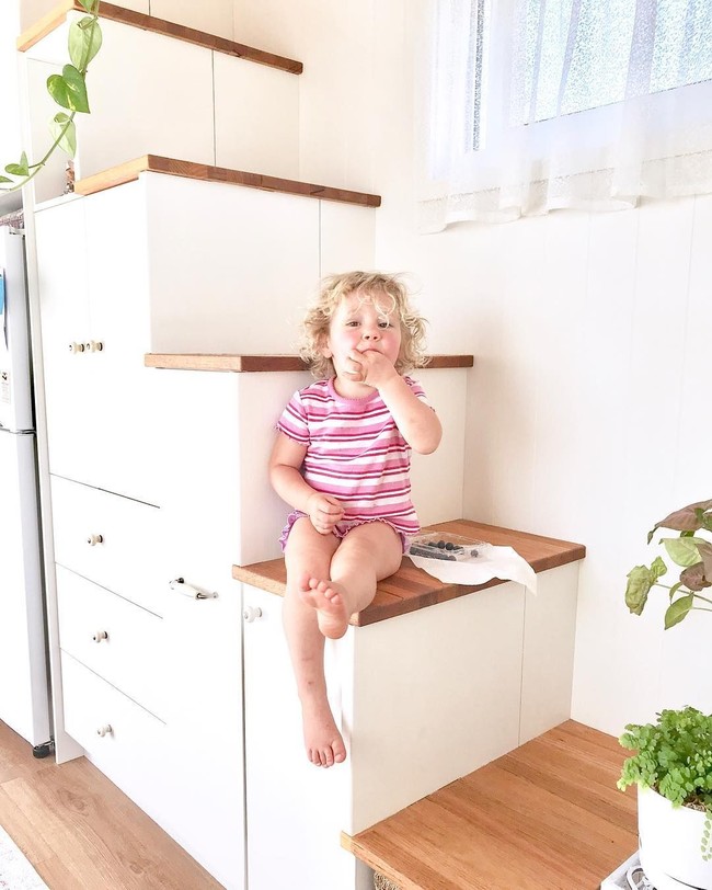 Rumah impiannya itu berukuran 7,2 x 2,4 meter persegi. Tinggi rumahnya hanya 4,3 meter tapi ia memiliki dua lantai dalam rumah.  Foto: Instagram/TinyMissDollonWheels