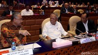 Sejumlah menteri diantaranya, Menteri Pekerjaan Umum dan Perumahan Rakyat Basuki Hadimuljono, Menteri Perhubungan Budi Karya Sumadi, serta Menteri Desa, Pembangunan Daerah Tertinggal, dan Transmigrasi Eko Putro Sandjojo menghadiri rapat kerja (Raker) bersama komisi V DPR RI, Selasa (29/1/2019).