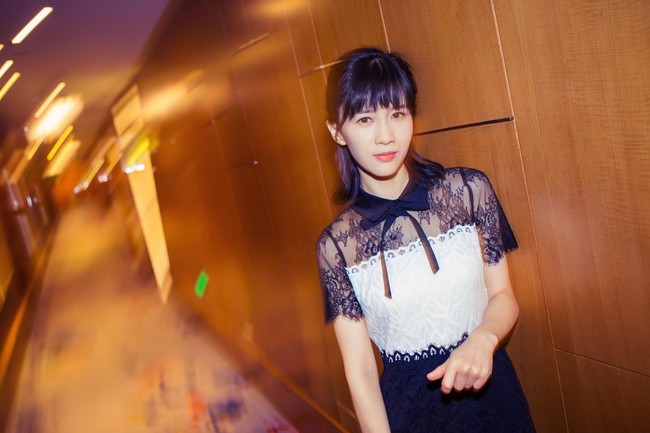 Wanita kelahiran 17 Februari 1987 ini punya ciri khas sebagai vlogger, dia selalu berbicara dengan sangat cepat, nada tinggi dan dalam beberapa video memberikan umpatan atau berkata-kata kasar. Foto: Instagram, Facebook