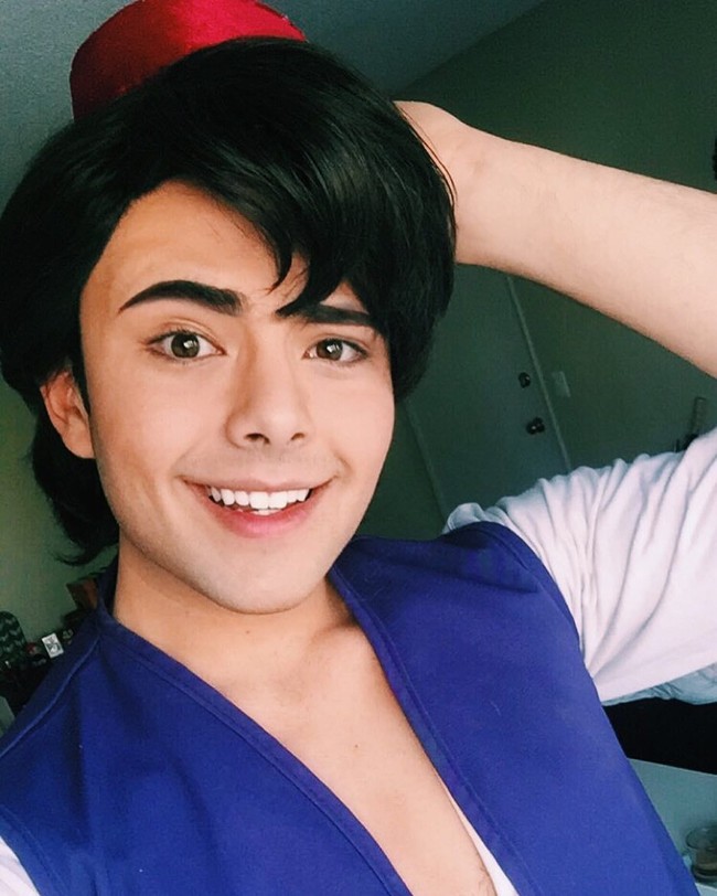 Tak hanya jadi wanita, beberapa kali Richard Arthur juga cosplay sebagai pria. Ketika mencoba menjadi Aladdin, ia terlihat tampan, bukan? Foto: Instagram @therichardarthur