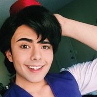 Tak hanya jadi wanita, beberapa kali Richard Arthur juga cosplay sebagai pria. Ketika mencoba menjadi Aladdin, ia terlihat tampan, bukan? Foto: Instagram @therichardarthur