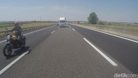 Pemotor di Italia diizinkan masuk tol berjalan beriringan dengan mobil. Foto: Dadan Kuswaraharja