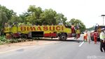Bangkai Bus yang Terguling di Tol Cipularang Dievakuasi