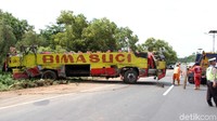 Bangkai Bus Bima Suci berhasil diangkat dari jurang, Selasa (29/1).