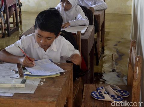 Ke Sekolah Menerobos Banjir di Pekalongan, Ujian di Kelas Tergenang