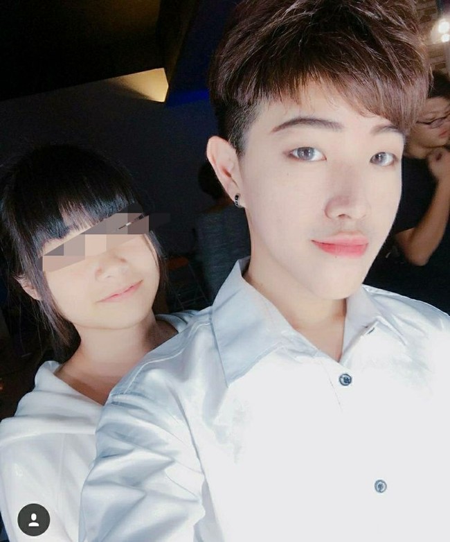 Ketika ia mulai mengunggah foto dirinya yang baru di media sosial, sebagian besar rekan SMA-nya terkejut, dan seorang gadis mengatakan kepadanya Kamu akhirnya berubah dari bebek yang jelek menjadi angsa,. Foto: dok. Dcard