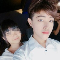 Ketika ia mulai mengunggah foto dirinya yang baru di media sosial, sebagian besar rekan SMA-nya terkejut, dan seorang gadis mengatakan kepadanya Kamu akhirnya berubah dari bebek yang jelek menjadi angsa,. Foto: dok. Dcard