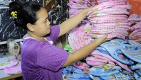 Ela mendapatkan upah Rp 35 ribu dari setiap lusin gendongan bayi yang dijahitnya.