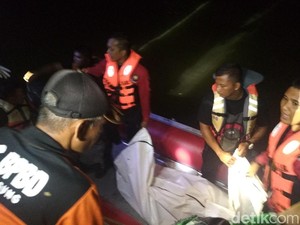 Susahnya Evakuasi Korban Mobil Tercebur Sungai Brantas Tulungagung