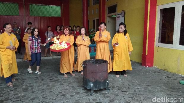 Sambut Imlek, Rupang Kelenteng Tri Dharma di Magelang Dibersihkan