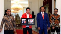 Butet terlihat senang dan bahagia saat bisa bertemu kembali dengan Presiden Joko Widodo (Jokowi).