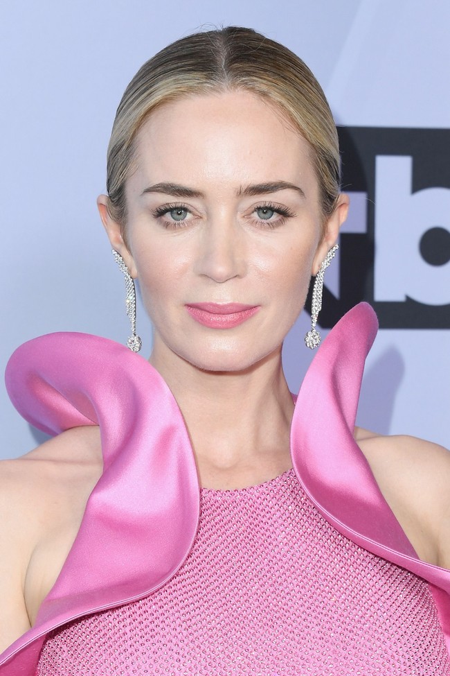 Semakin spesialnya lagi, ada karya anak anak bangsa yang pada penampilan Emily ini. Ia mengandalkan anting berlian dari Forevermark rancangan Eri Dwi Suciaji, desainer perhiasan asal Indonesia. Foto: Getty Images