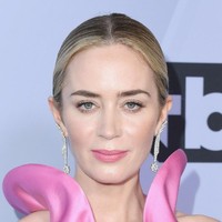 Semakin spesialnya lagi, ada karya anak anak bangsa yang pada penampilan Emily ini. Ia mengandalkan anting berlian dari Forevermark rancangan Eri Dwi Suciaji, desainer perhiasan asal Indonesia. Foto: Getty Images