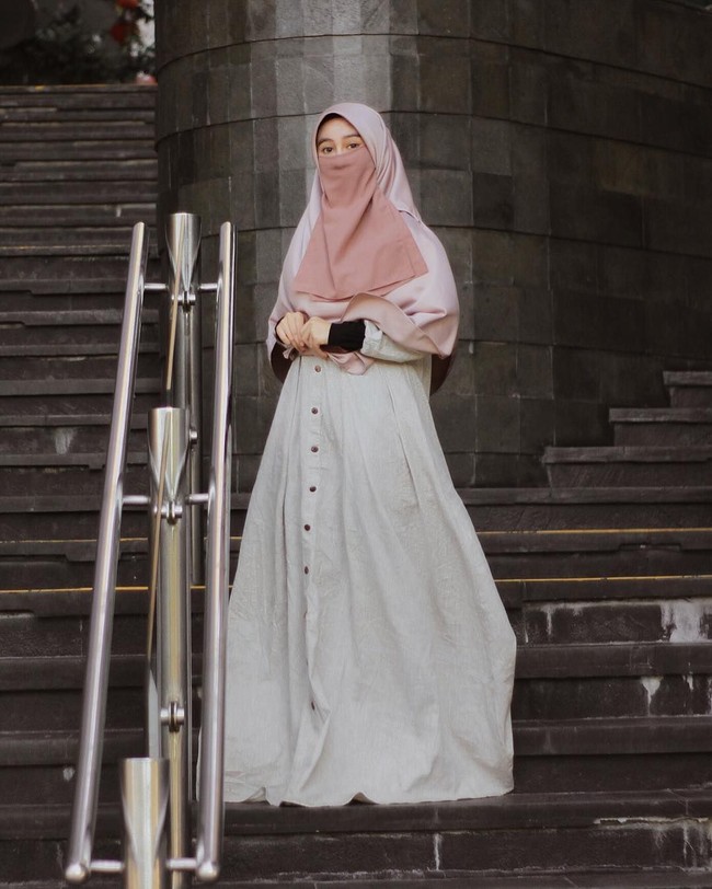 Cadar juga bisa dipadukan dengan koleksi busana berhijab sehari-hari. Ada cadar yang dijual terpisah yang bisa dipadukan dengan hijab segi empat dan dress. Foto: Instagram/ameliiazhr