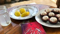 Di atas meja telihat potongan rapih buah manggis dan tiga potong buah mangga. Sepertinya buah-buahan ini asalnya dari kebun ayah Ahok. Wah, enak banget ya! Foto: Instagram@fifiletyyjahapurnama