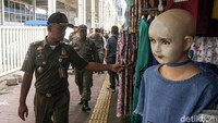 Petugas Satpol PP menyisiri trotoar Tanah Abang untuk menindak para PKL nakal yang memakan lapak pejalan kaki.