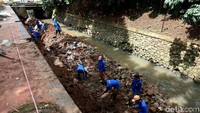Sejumlah petugas sedang memperbaiki turap di Kali Pancoran, Jakarta, Selasa (29/01/2019).