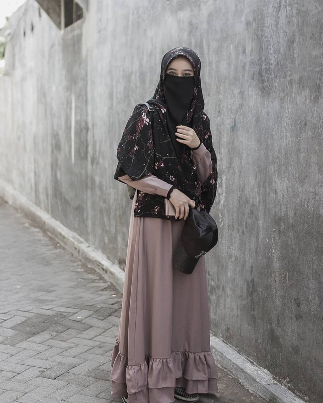 Tak ada salahnya memakai busana bermotif yang dipadukan dengan cadar. Namun, pastikan motifnya tidak terlalu ramai agar tidak terlihat menonjol. Foto: Instagram/rizkadwidy