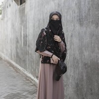 Tak ada salahnya memakai busana bermotif yang dipadukan dengan cadar. Namun, pastikan motifnya tidak terlalu ramai agar tidak terlihat menonjol. Foto: Instagram/rizkadwidy