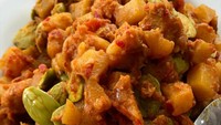 Puas mengunggah foto-foto panenan raya. Kali ini ia mengunggah sajian sambal goreng kentang dengan paduan udang dan petai. Wah, enak nih dimakan pakai nasi hangat. Foto: Instagram@fifiletyyjahapurnama