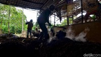 Para pekerja menyelesaikan pembuatan Pupuk Kompos dari sampah organik di Tempat Pembuangan Sampah (TPS) Ganesha di Jalan Tamansari, Kota Bandung, Senin (29/1/2019).