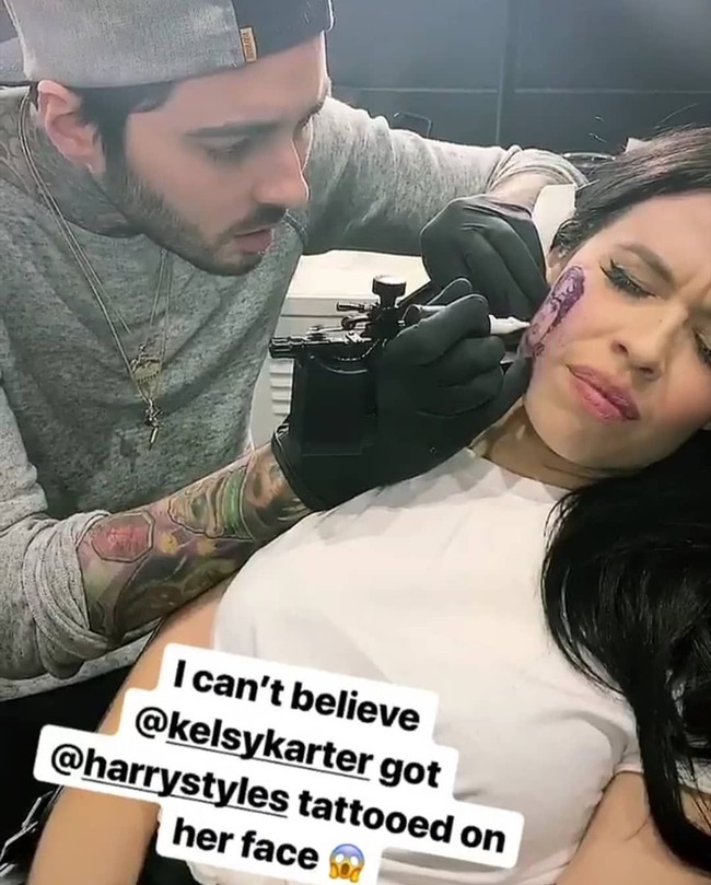 Beberapa waktu lalu penyanyi Selandia Baru Kelsy Karter unggah postingan di Instagram yang jadi perbincangan. Ia memperlihatkan tato gambar wajah Harry Styles. Tak tanggung-tanggung, tato tersebut ditempatkan pada wajahnya, tepatnya di pipi. Dalam unggahan foto tersebut, Kelsy Karter tidak memberi penjelasan hanya menulis, mama, lihat apa yang aku buat aku lakukan.Foto: Instagram @kelsykarter